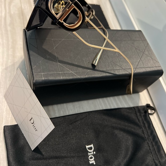 DIOR DIOR!!!NEW NEW AND 💯 ORIGINAL - Picture 3 of 7